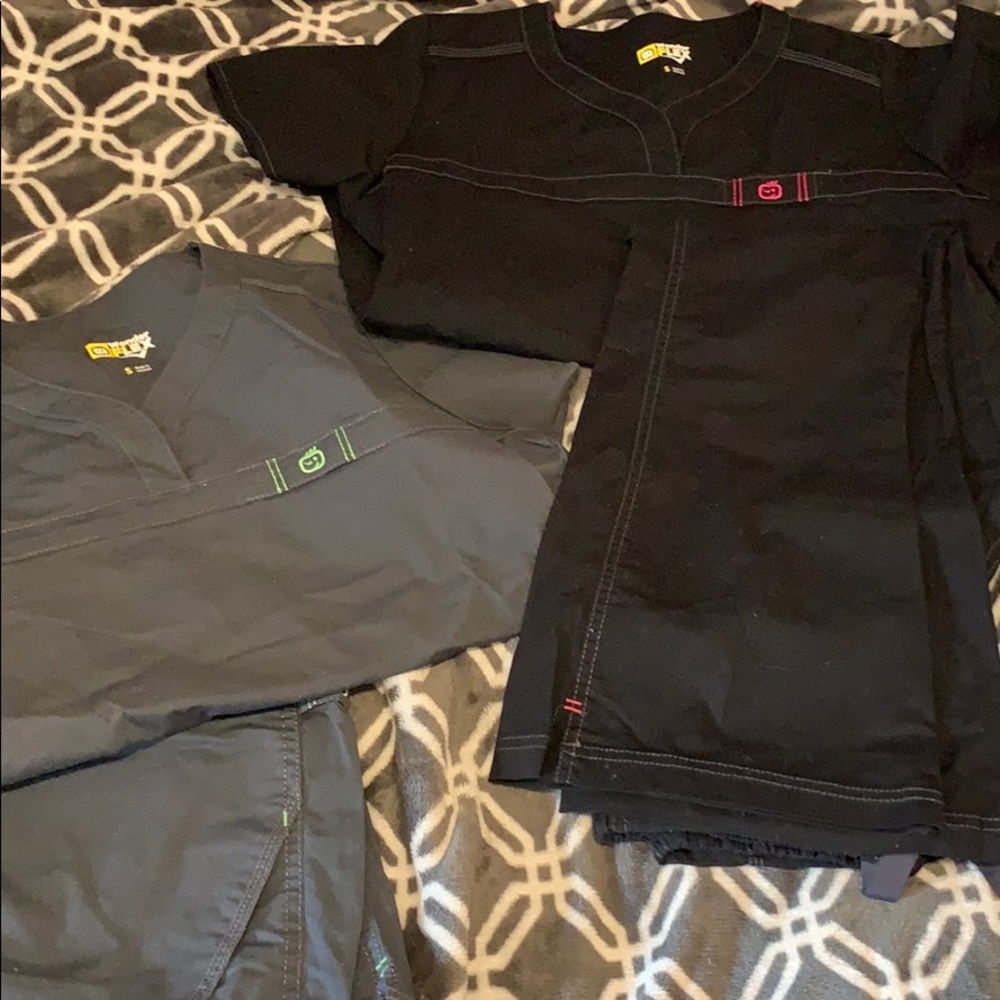 2 pairs wonderflex scrubs sets